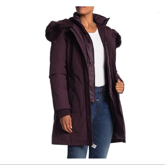 Stylish Winter Jacket for Women with Luxurious Fur Hood